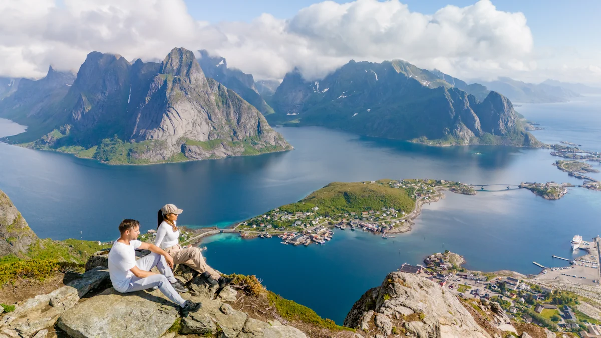 Un homme et une femme assis sur une montagne avec une vue imprenable sur les montagnes et le lac