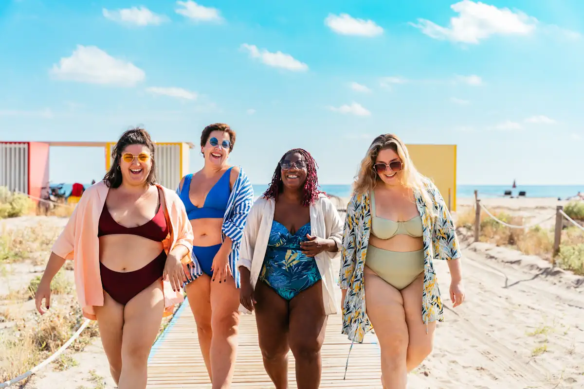 4 femmes en maillot de bain avec des courbes différentes à la plage
