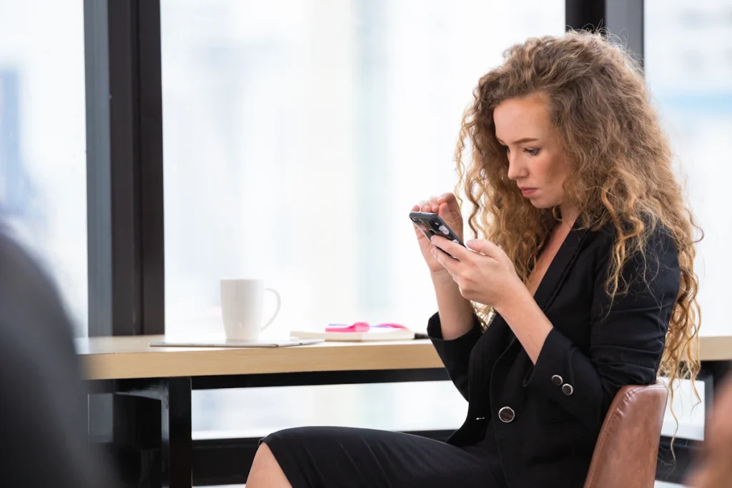 Une femme qui regarde son Smartphone