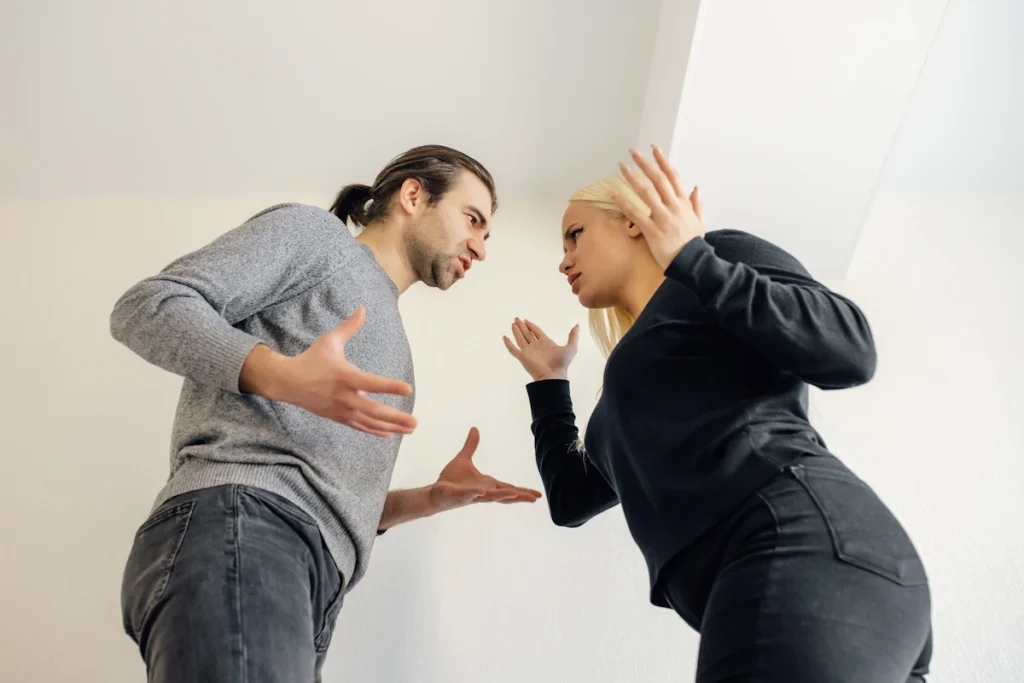Un homme et une femme entrain de se disputer