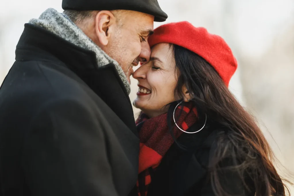 Un couple qui s'enlace