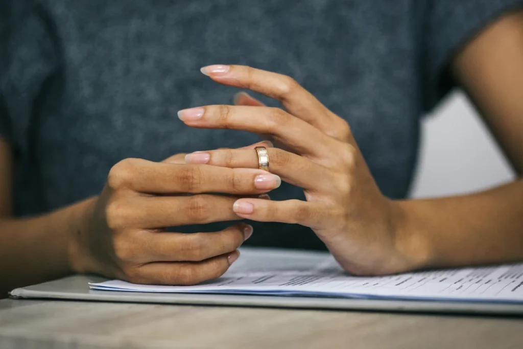 Une femme qui enlève sa bague de mariage