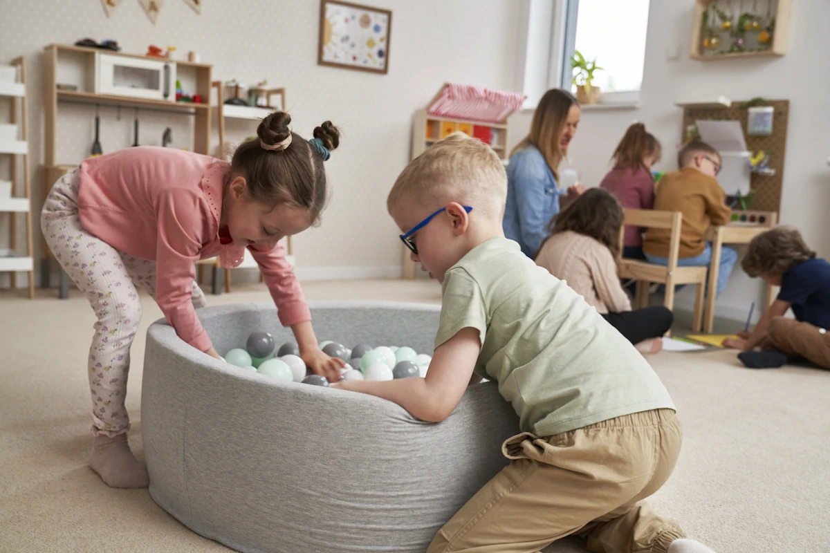des enfants qui jouent dans un espace de jeux