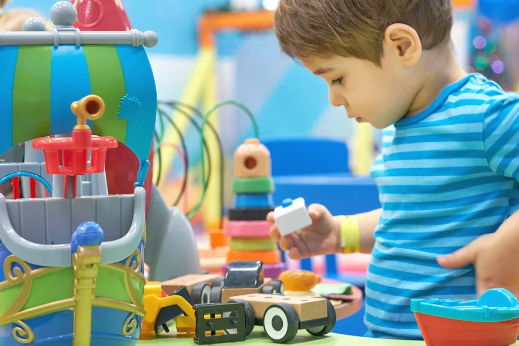 Un petit garçon qui joue avec des jeux en bois