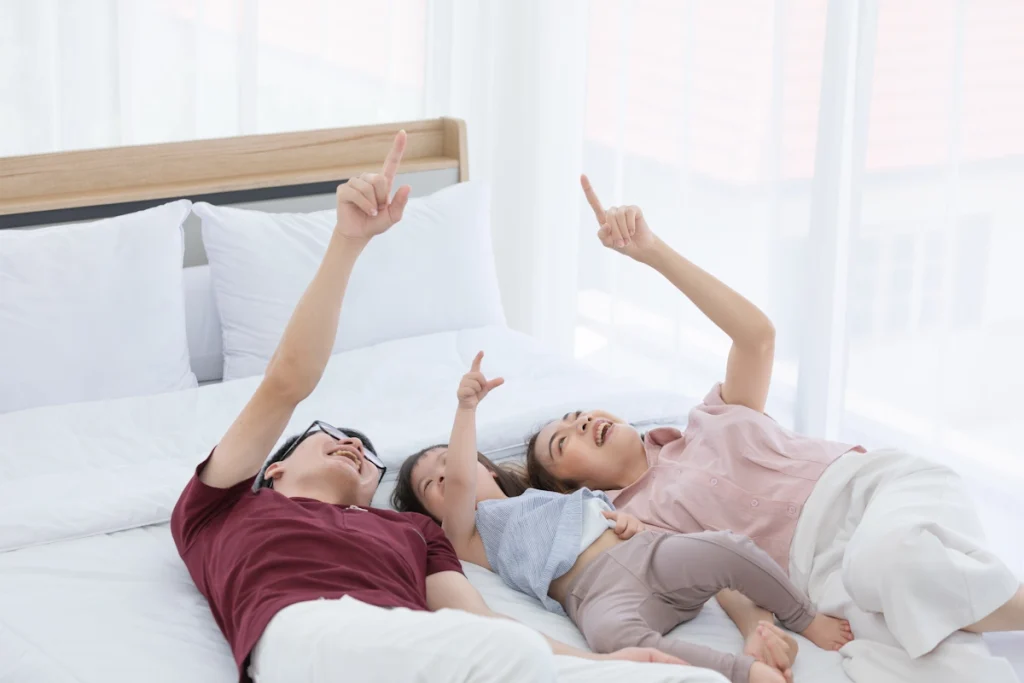 Un couple qui passe un moment agréable avec son enfant