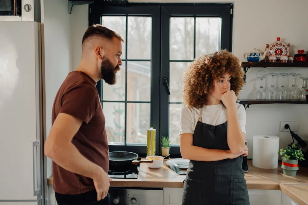 Un couple qui discute dans la cuisine