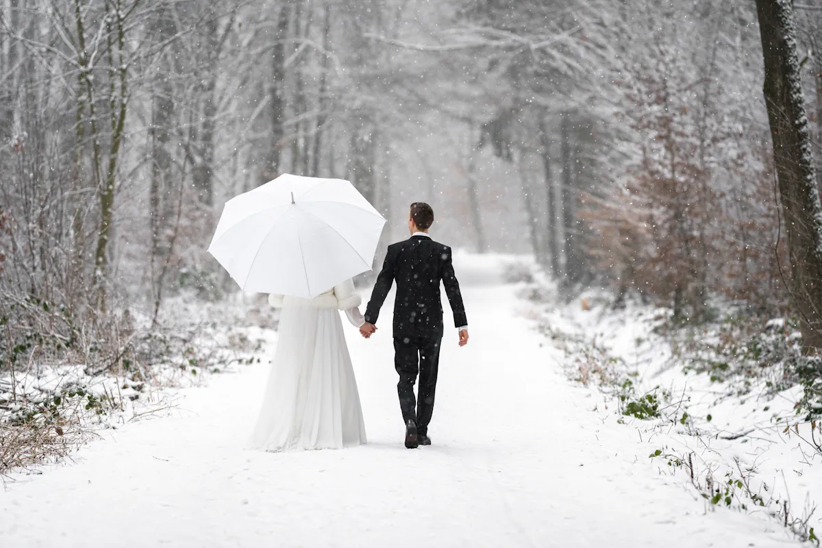 Un couple de marié qui se balade sur la neige