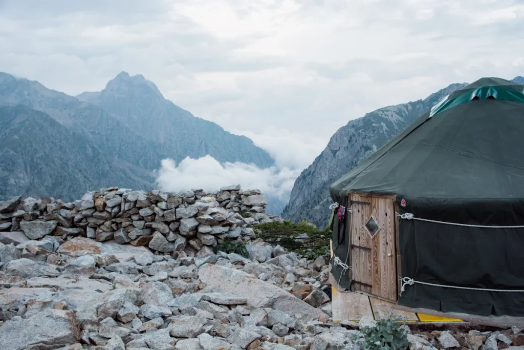 Un paysage orné de montagne près d'une yourte