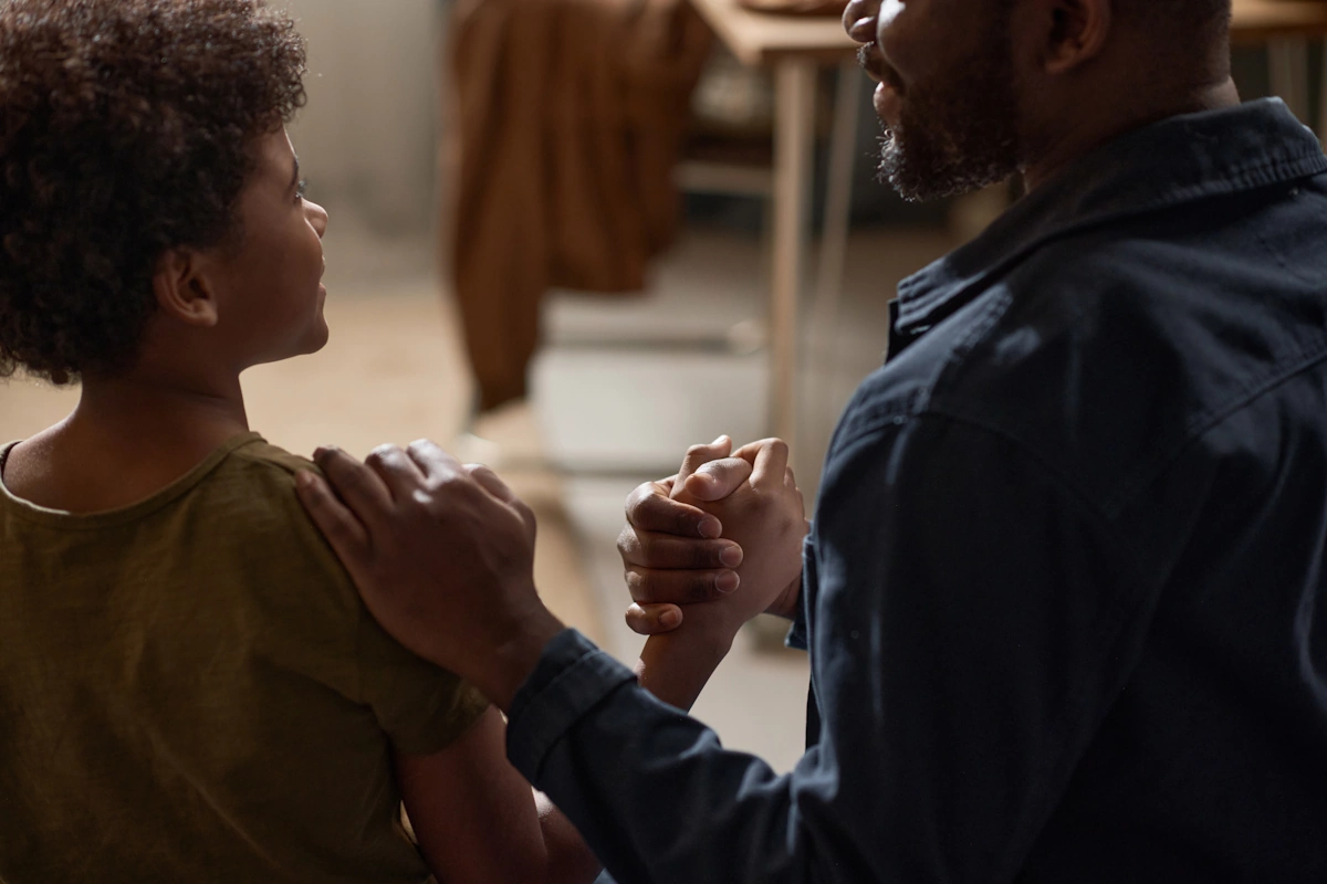 Un père et son fils qui discute