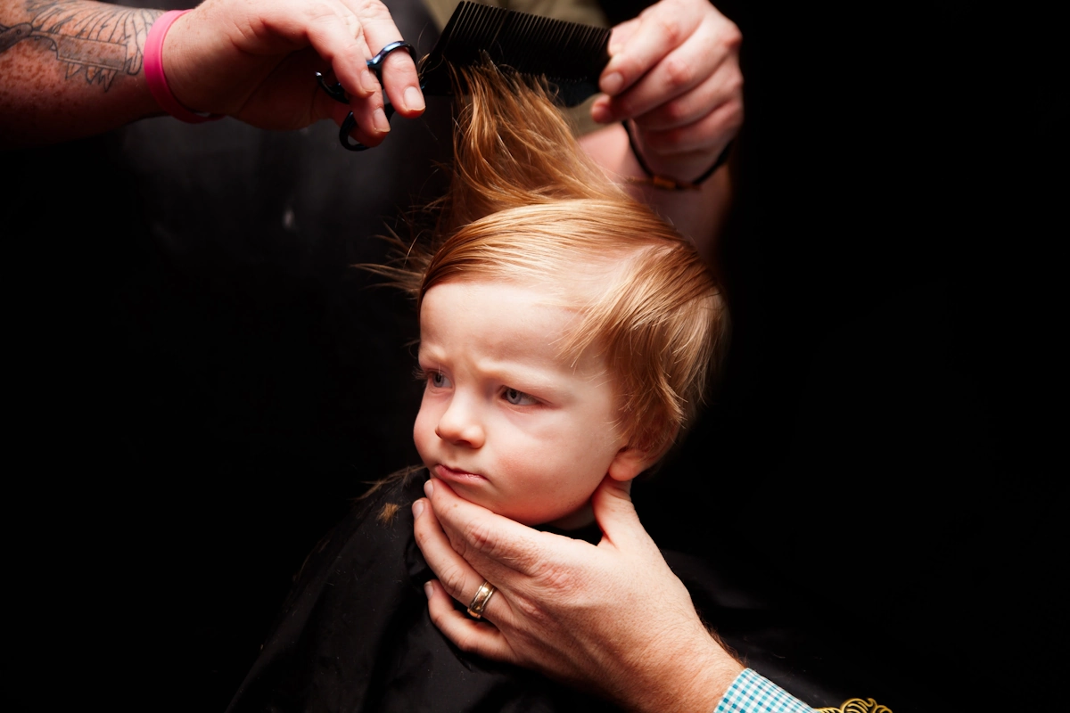 Un enfant qui subit sa première coupe de cheveux