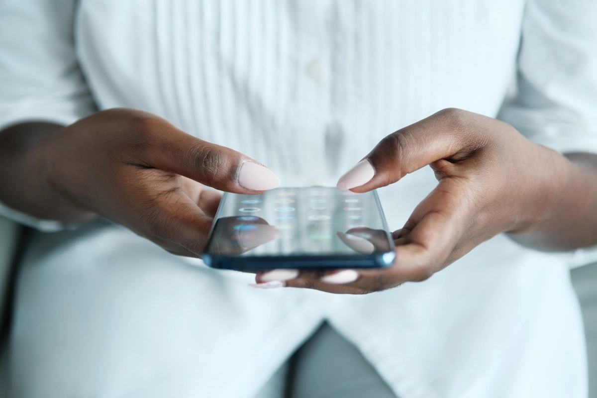 Une femme qui regarde son Smartphone