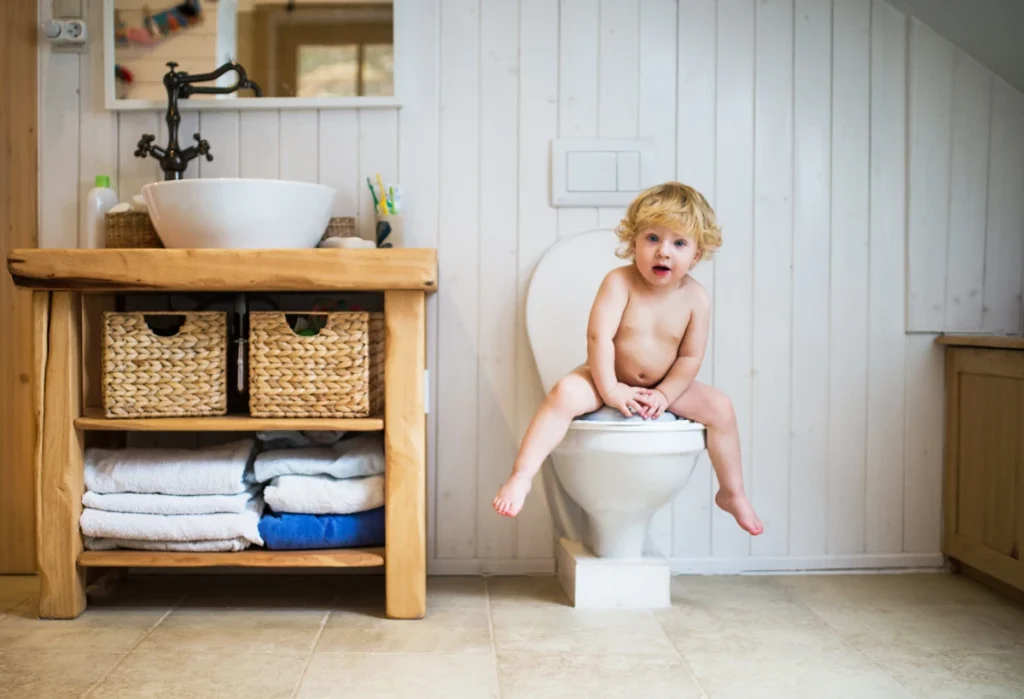 Un bébé sur les toilettes