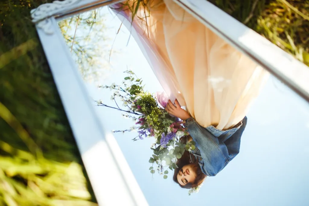 Une mariée à travers un miroir
