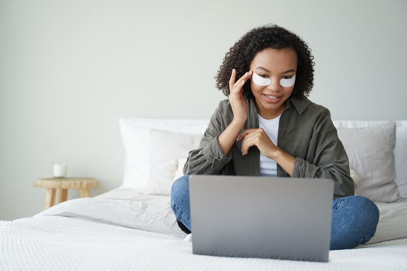 femme métisse qui fait un diagnostic de peau