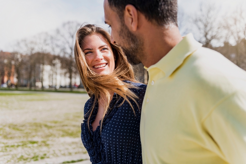 couple qui se regarde amoureusement