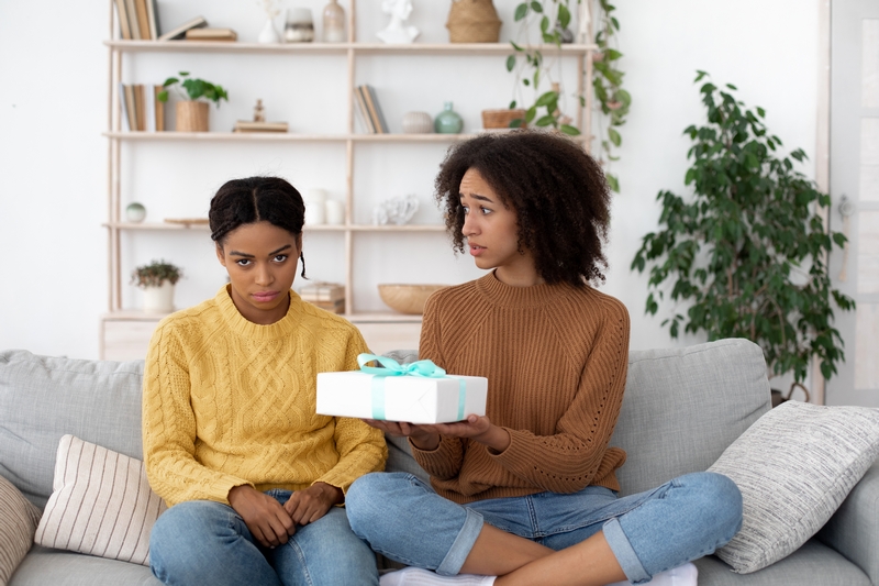 femme déçue par son cadeau