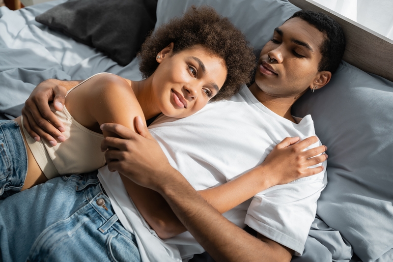 couple couché dans le lit