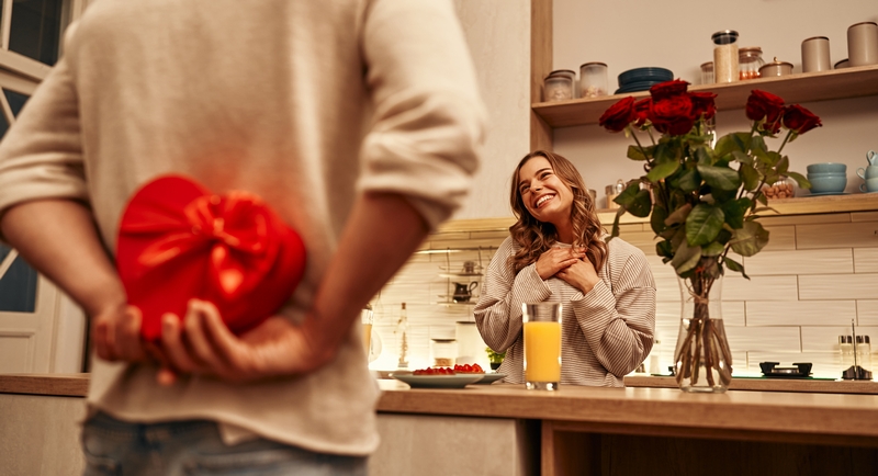 couple qui fête la saint valentin à la maison