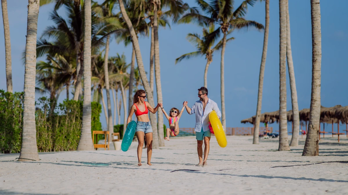 Des parents qui balancent leur enfant par la main à la plage