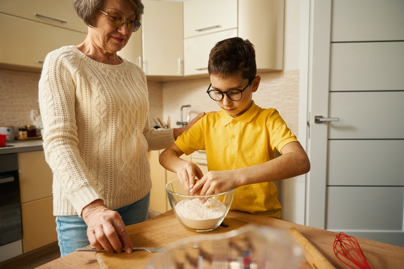 petit-fils qui cuisine avec sa mamie