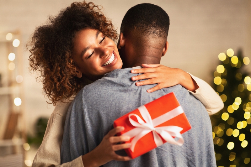 femme qui recoit un cadeau