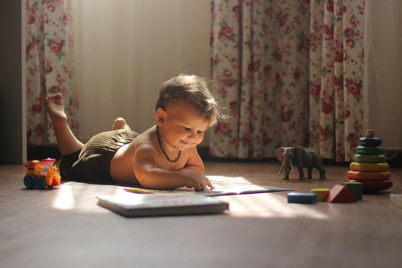 enfant dans sa salle de jeux