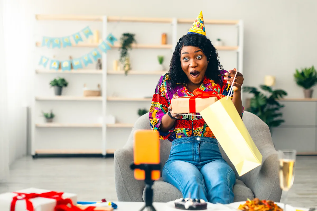 Une femme très heureuse de recevoir un cadeau pour son anniversaire