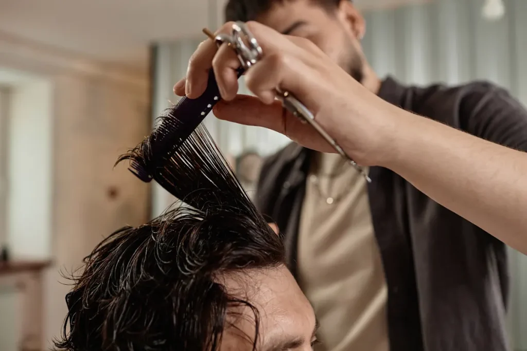 Un homme qui coupe les cheveux d'une personne