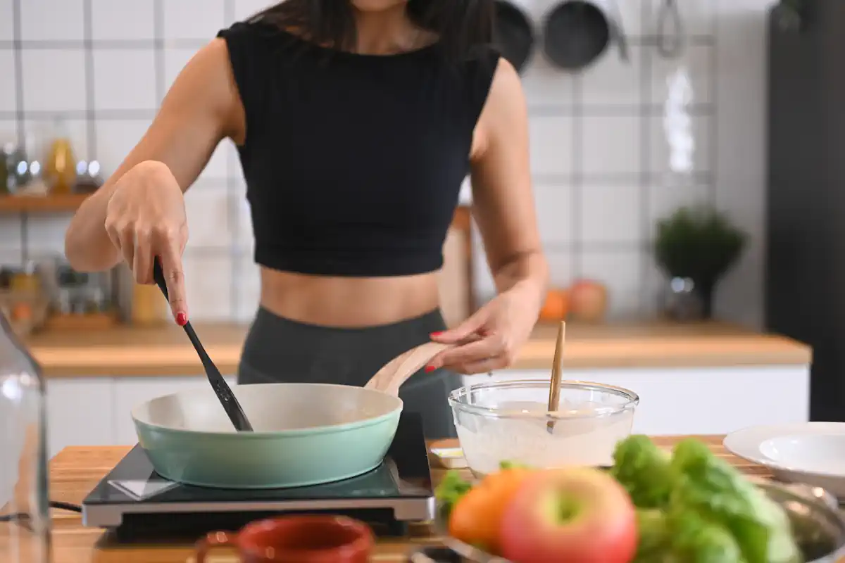 Une femme qui se met au fourneau