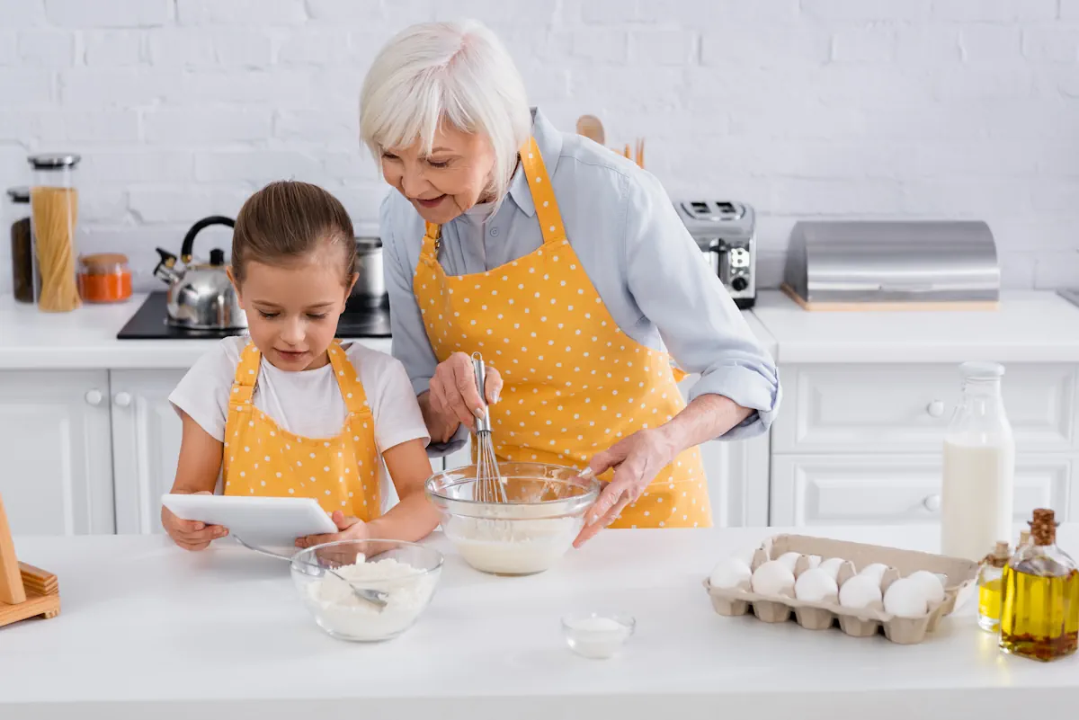 Une petite fille qui cuisine avec sa grand-mère