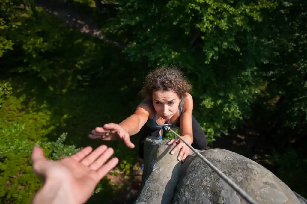 Une femme qui fait de l'escalade