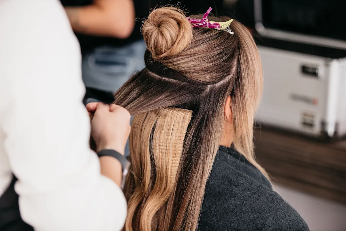 Une femme qui se fait posé des extensions