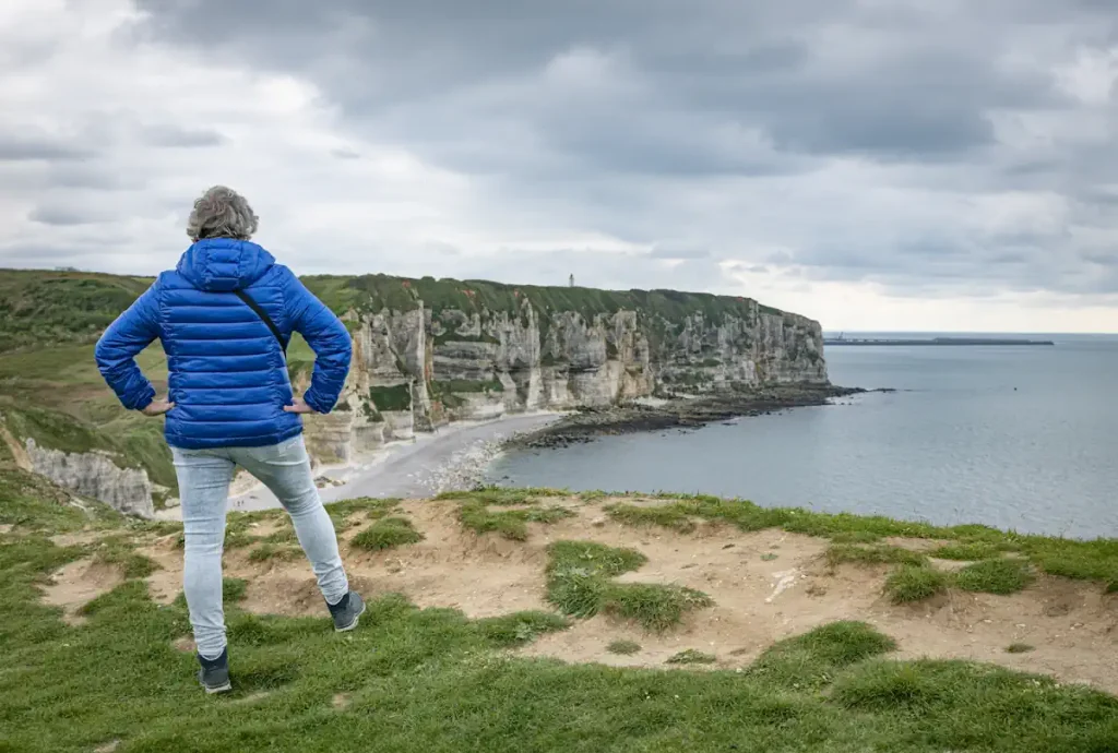 Un homme qui regarde la vue depuis le haut d'une falaise