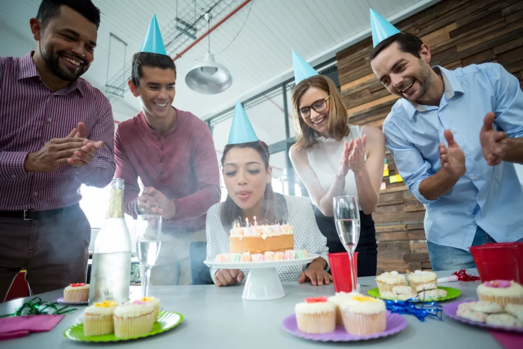Une femme qui fête son anniversaire avec des amis