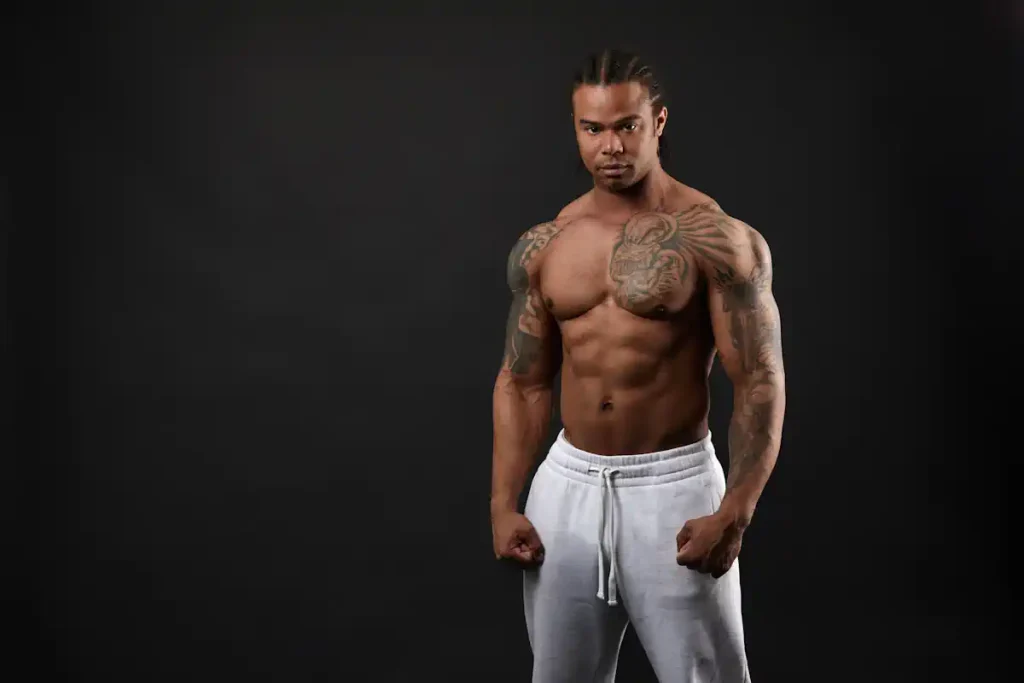Un homme musclé qui se tient debout