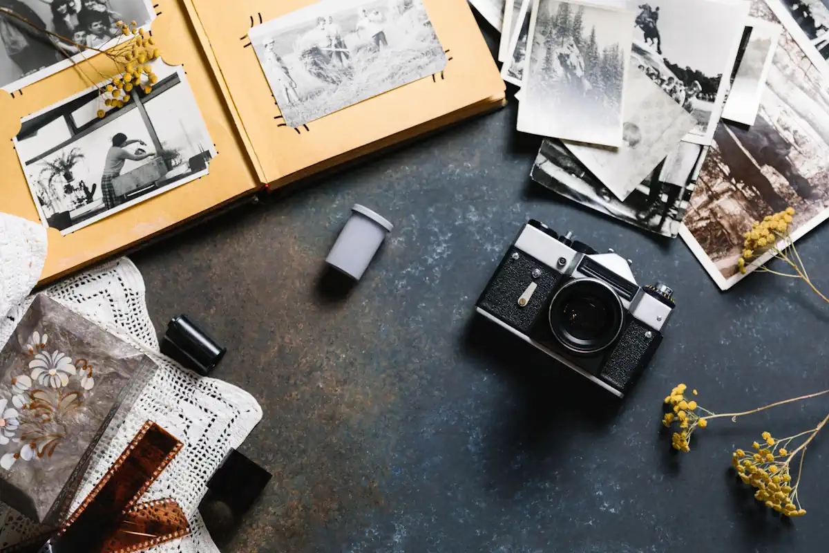 Des photos posées sur une table à côté d'un appareil photo