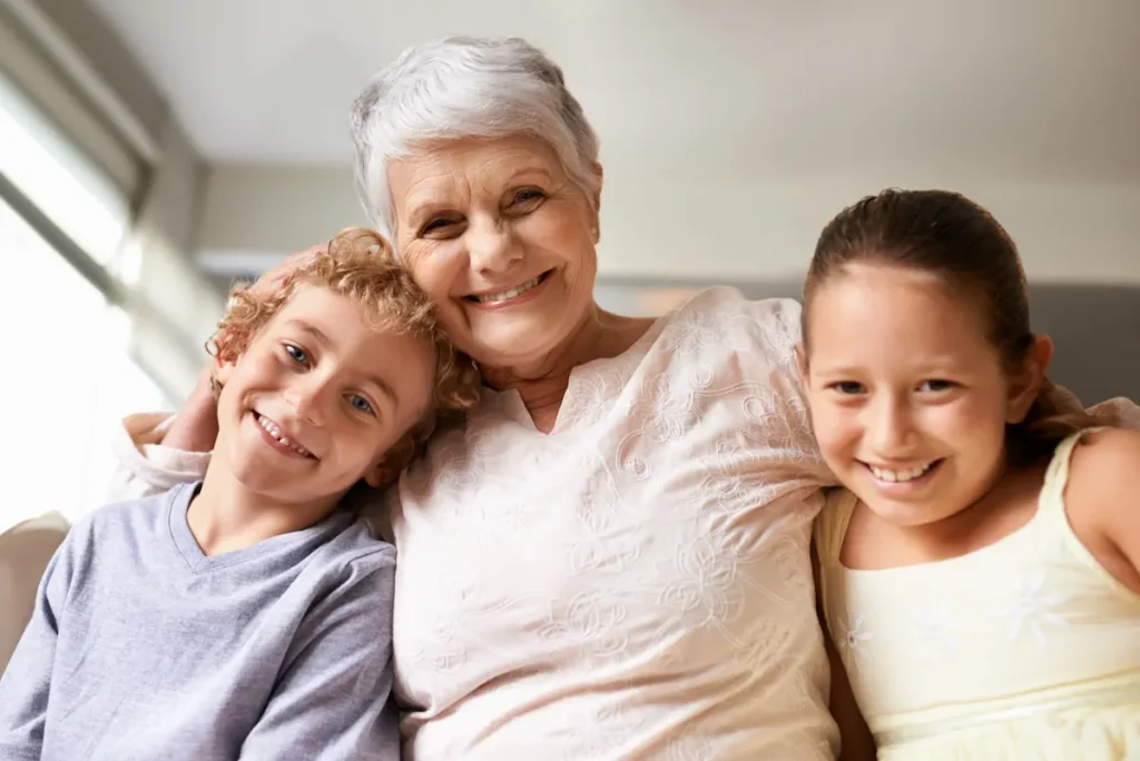 Une grand mère souriante avec ses petits enfants