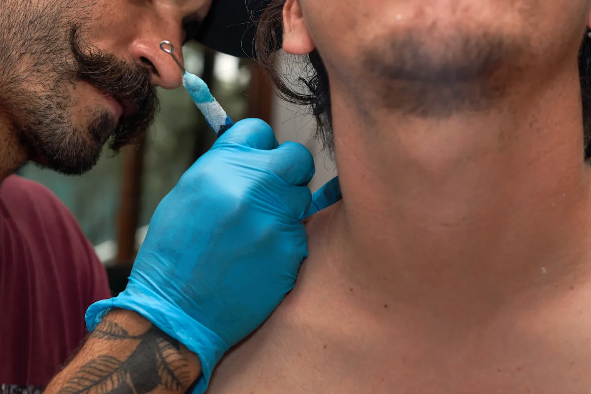 Un homme en train de se faire tatouer
