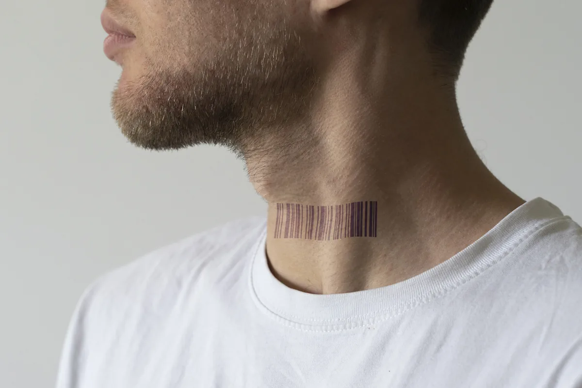 Un homme avec un code barre tatoué sur le cou