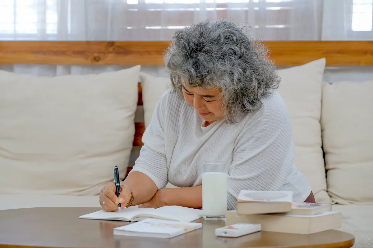 Une grand mère qui écrit une lettre