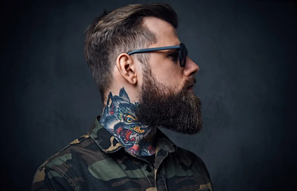 Un homme avec un tatouage dans le cou