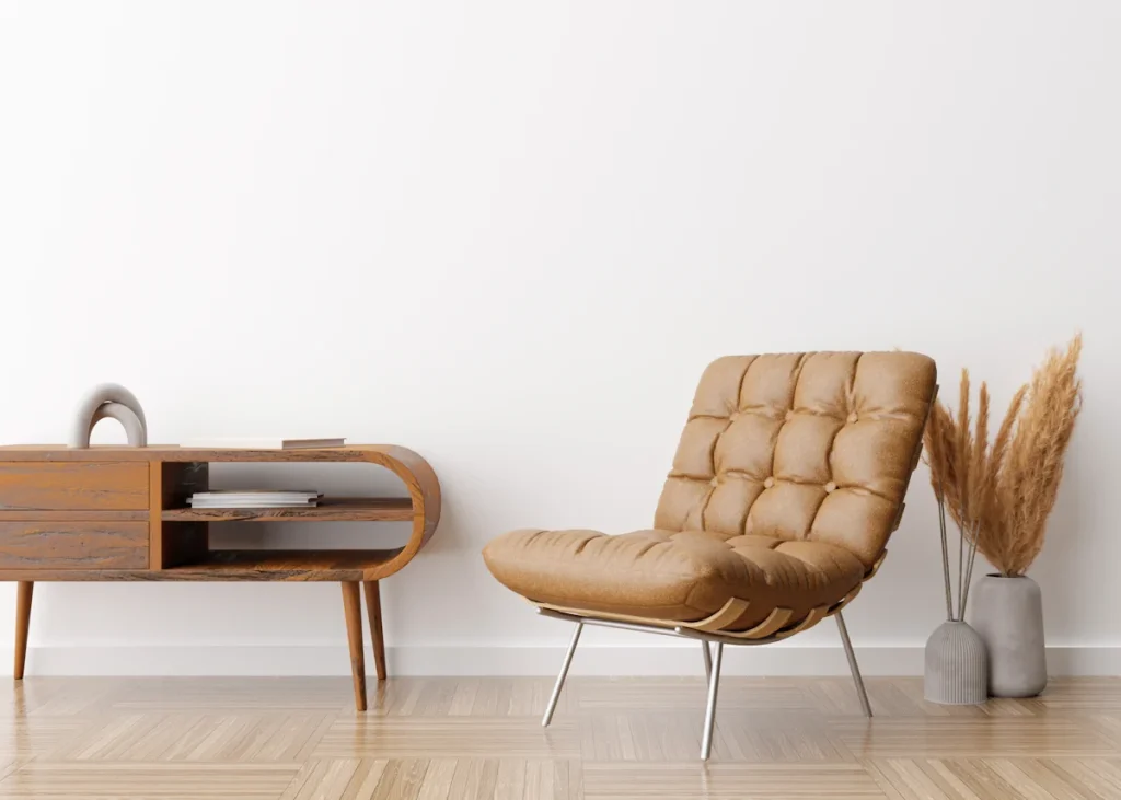 Une chaise en cuir marron posé à côté d'une table