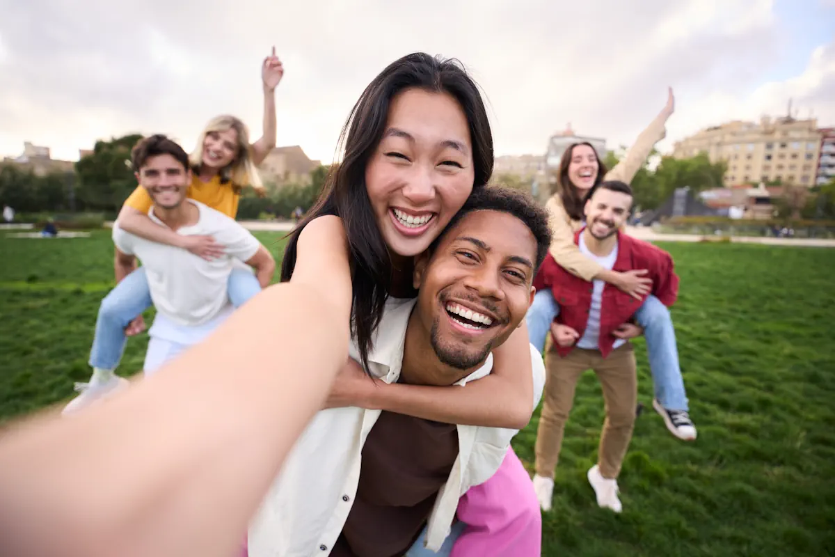 Un groupe d'amis qui s'amuse en souriant