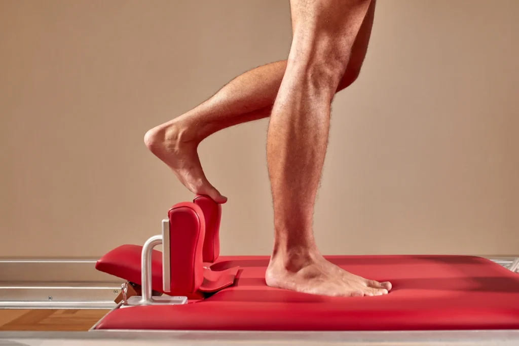 Une personne qui fait des exercices les pieds nus