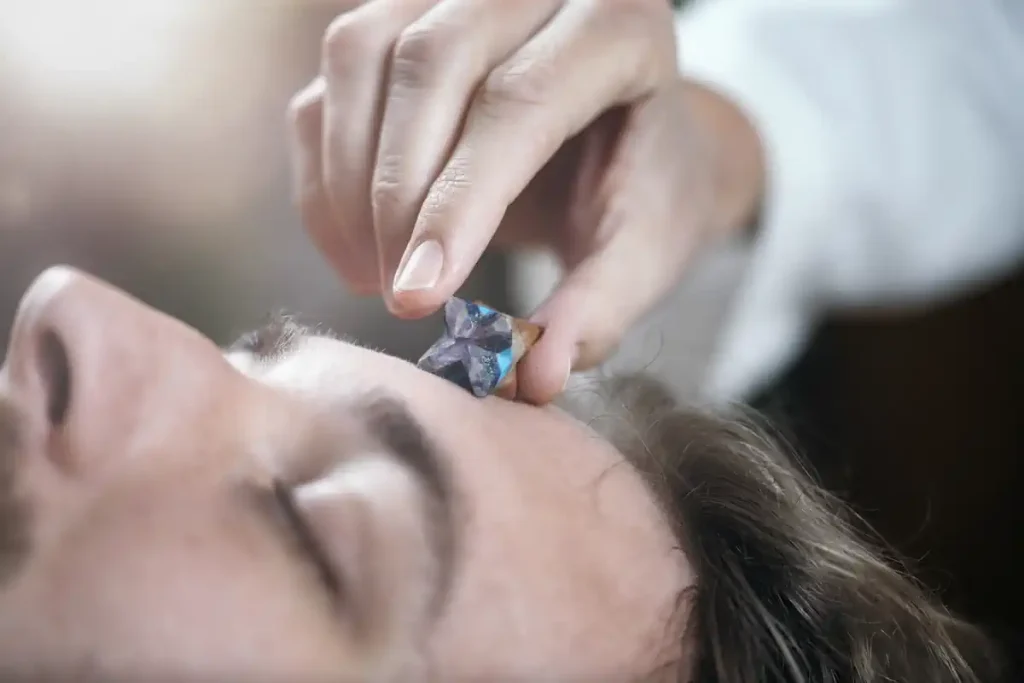 Un homme qui passe une séance chez le magnétiseur