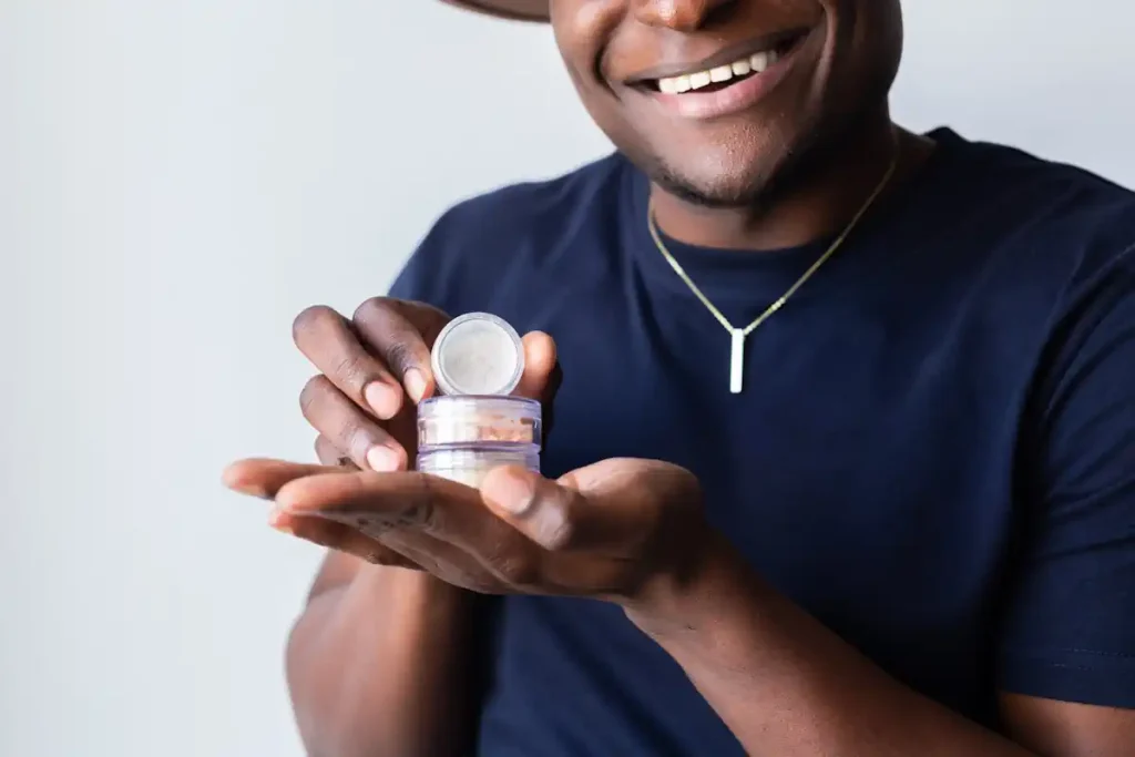 Un homme qui tient des petites boîtes dans ses mains