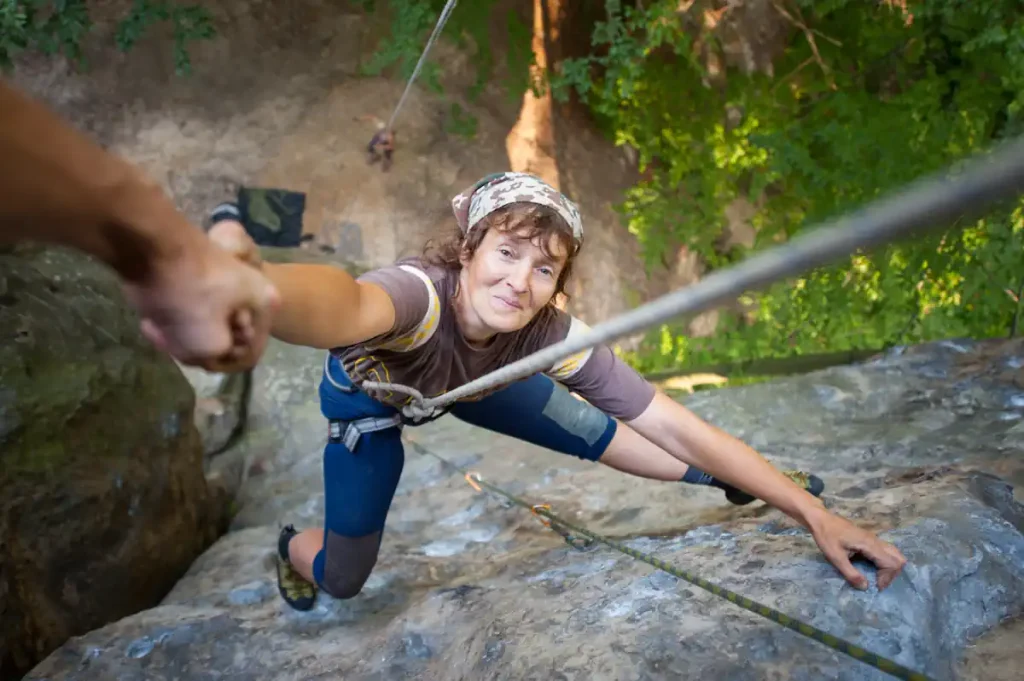 Une femme qui fait de l'escalade