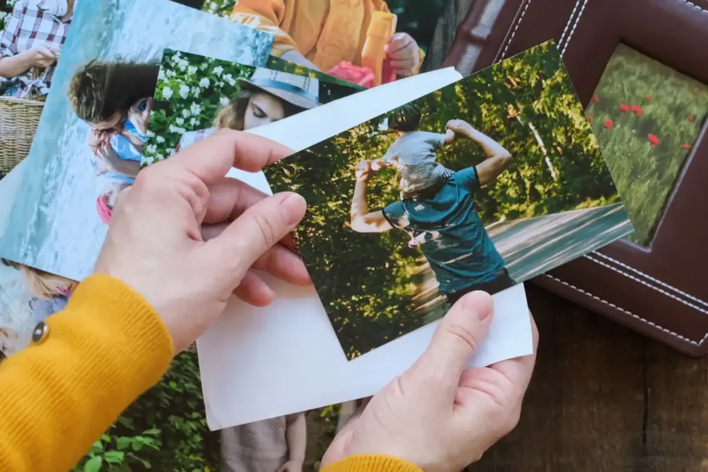 Une personne qui regarde des photos