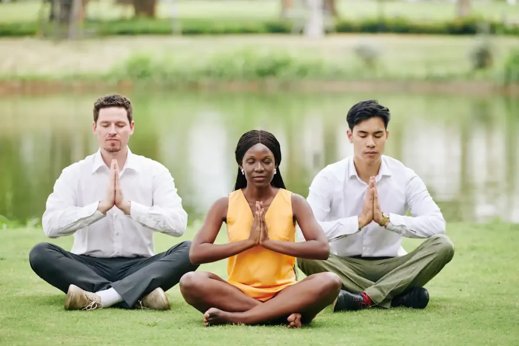 Un groupe de 3 personnes en pleine méditation