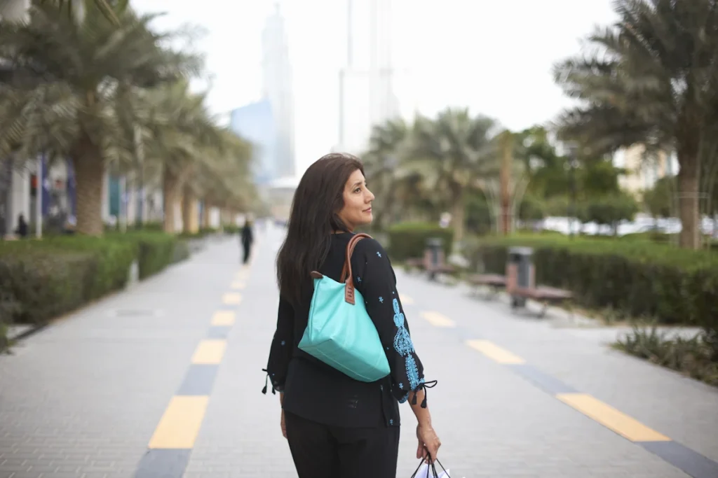 Une femme qui porte un sac longchamp bleu